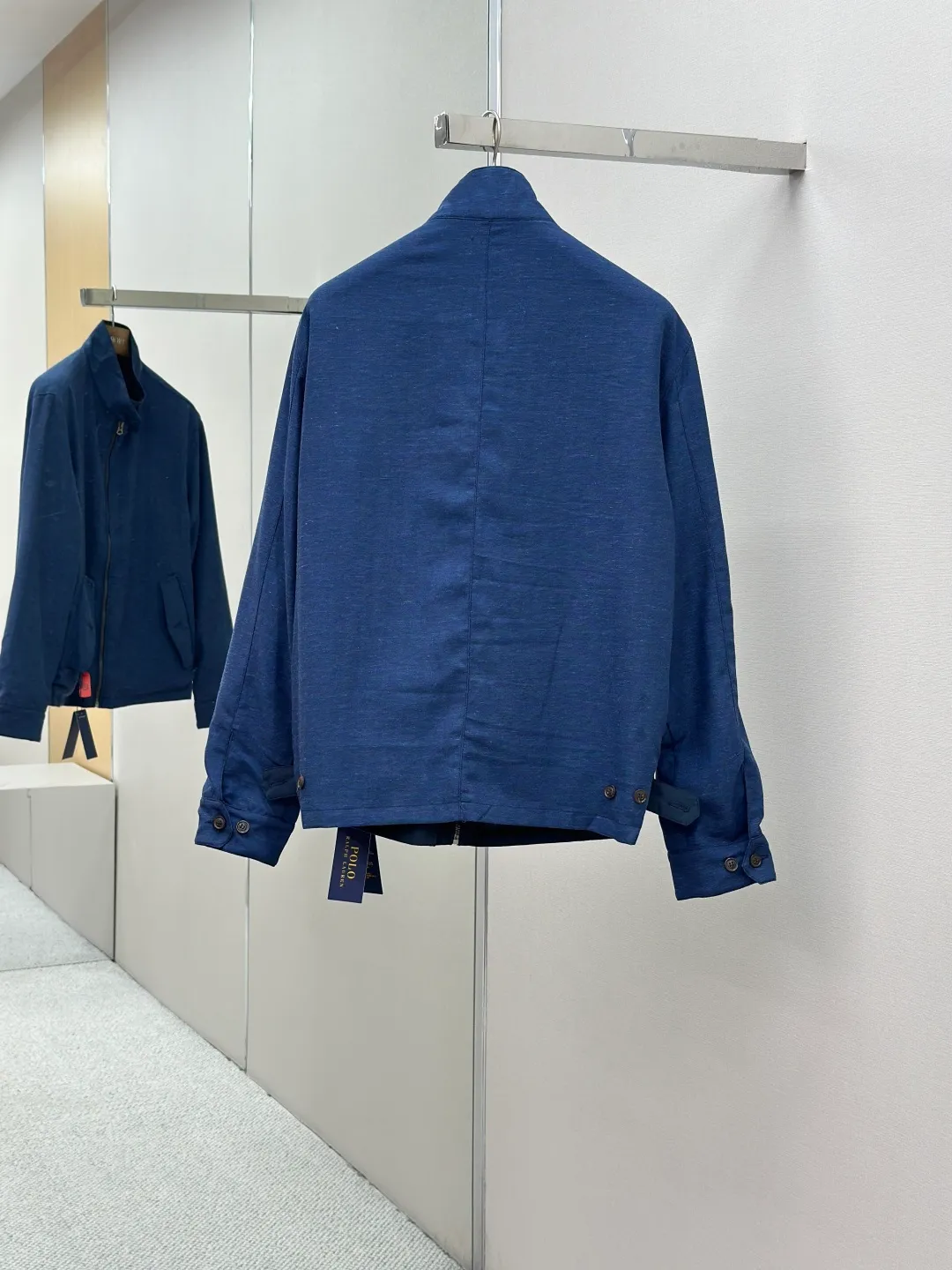 P630 Ralph Lauren logo embroidered reversible jacket. Customized matte moire taffeta and twill jacquard brocade. Light and tough, smooth drape. Comfortable and close to the skin. Quiet dark blue. Elegant style. Twin clothes. Style without boundaries. One side is decorated with twill jacquard brocade and has its own retro filter, like the pocket watch gear of an old-school gentleman. The other side is made of matte moiré taffeta, which brings a sense of relaxation. Casual and casual genes. Exquisite pony logo is embellished throughout, making it highly recognizable. The classic stand-up collar is tied with three hidden buckle tabs. Simplicity dominates complexity. The design philosophy hidden in the details. Double-sided style. One garment hides old money and relaxation. Process 1: Use imported machine embroidery technology. Use advanced computer control system and precise mechanical components to realize the iconic pony embroidery operation. High precision. The lines are smooth and delicate. Process 2: Template machine bag opening. Preset templates guide the position of opening the bag. The accuracy of the shape and size ensures the quality of the bag opening effect. Process 3: Ergonomic three-dimensional tailoring. Return to traditional craftsmanship through segmentation, folding, shrinking, and stretching techniques. The so-called slow work results in fine work, which is respect for the material and the pursuit of feel. Complex workmanship, tedious, slow timeliness, and high loss. Process 4: The fabrics have been carefully washed, and the hand feel and texture are better. Not easy to deform, not easy to shrink, not easy to fade, and maintain long-term beauty. Accessories: Customized Ralph Lauren Fruit buckle Customized Ralph Lauren zipper Customized Ralph Lauren slider Customized Ralph Lauren trademark Version: Fitted version Function: Reversible, free to match Size: S M L XL